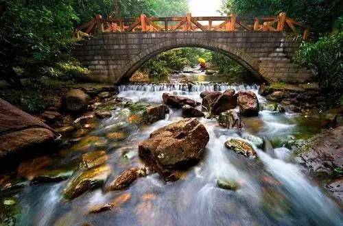 00前到的高铁票),乘车往广西 "八寨沟风景区"—一个美山美水的天然