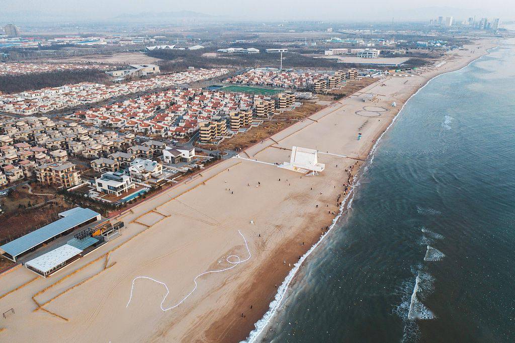 2019年12月31日,河北秦皇岛,阿那亚黄金海岸,图为海岸线航拍.