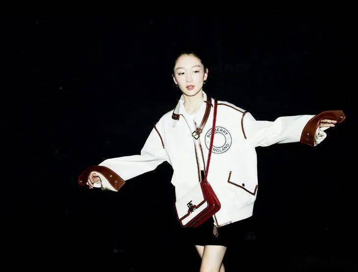 Rootote|王漫妮的通勤包一大摞，这随性帆布袋最靠谱