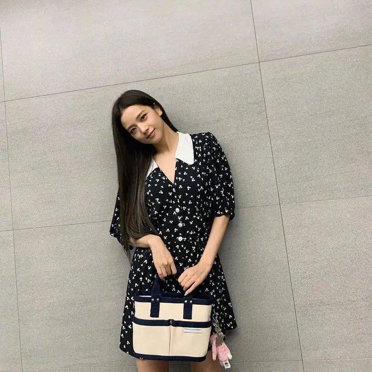 Rootote|王漫妮的通勤包一大摞，这随性帆布袋最靠谱