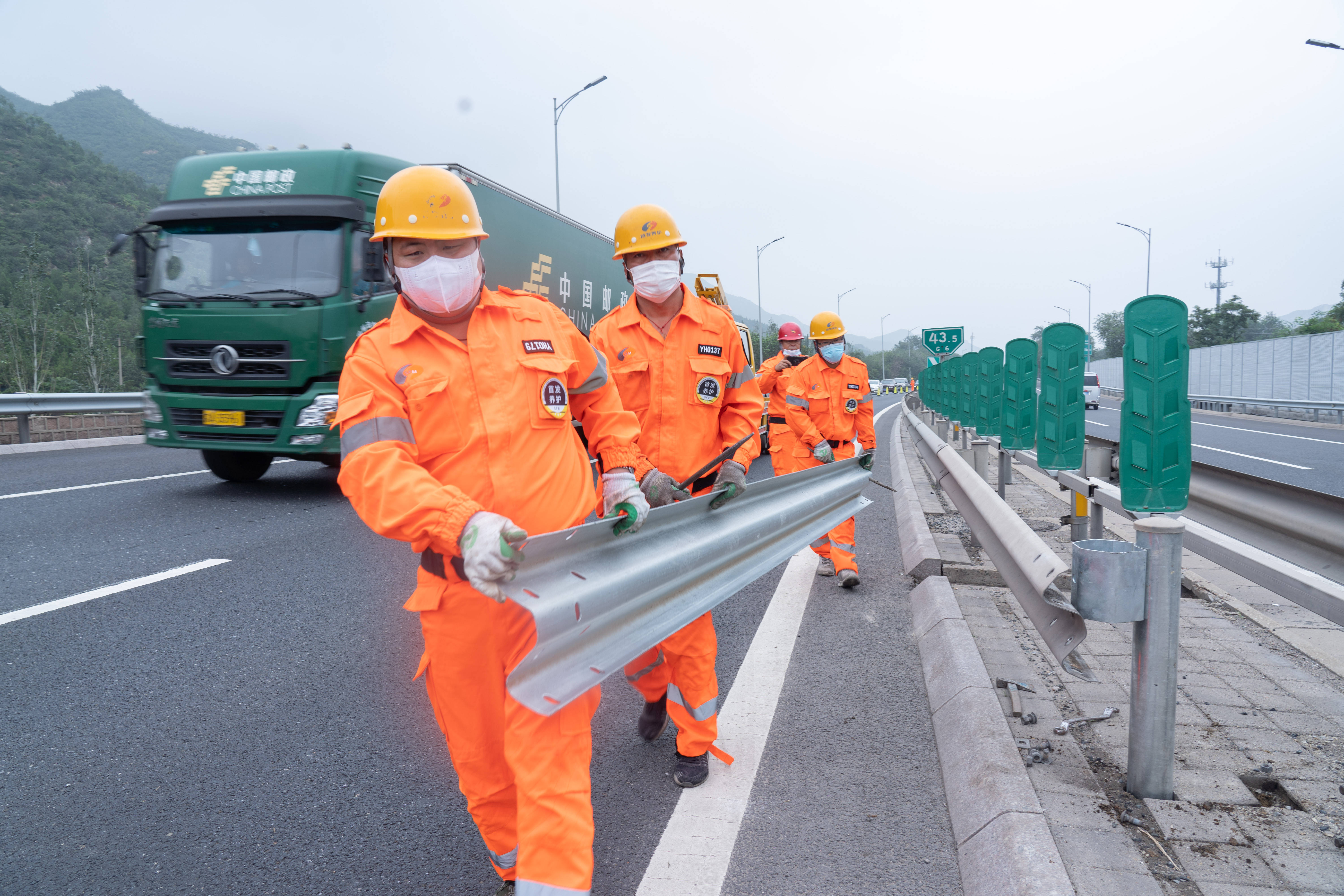 养护工人—坚守岗位的高速公路守护者_新华社