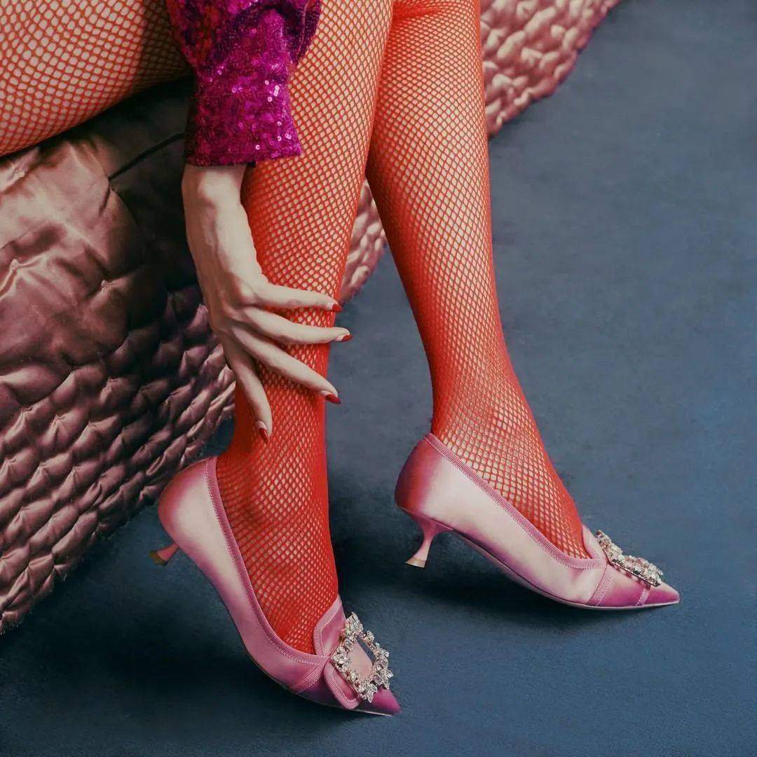 Roger|骨灰级经典Roger Vivier方扣鞋，又出了绝美新款！