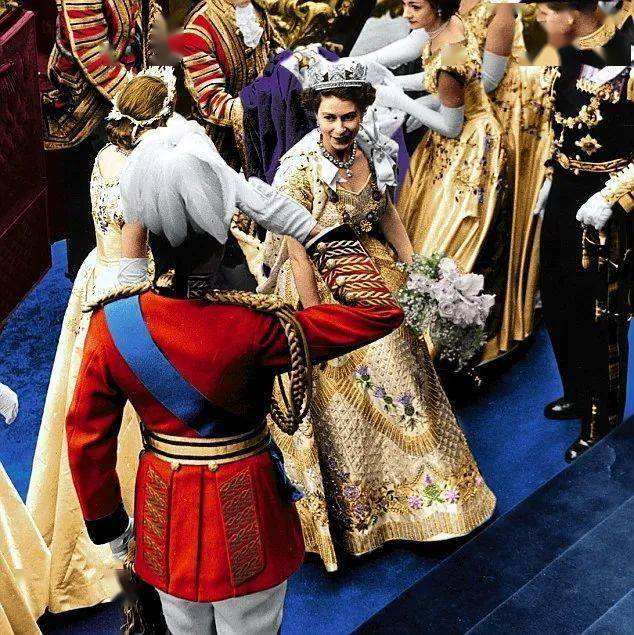 Roger|骨灰级经典Roger Vivier方扣鞋，又出了绝美新款！