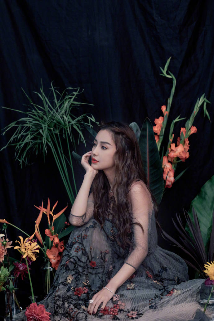 花朵|Angelababy身着柔美薄纱刺绣花朵裙 搭配精致珠宝