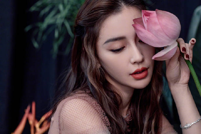 花朵|Angelababy身着柔美薄纱刺绣花朵裙 搭配精致珠宝