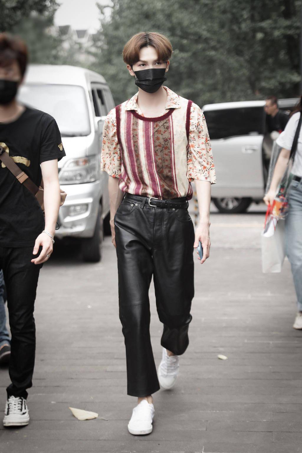 一半优雅一半狂野 朱正廷上班look混搭风演绎画报