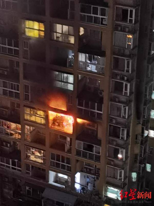 住户|四川自贡一小区住户家中起火 一男孩从起火房屋坠楼身亡