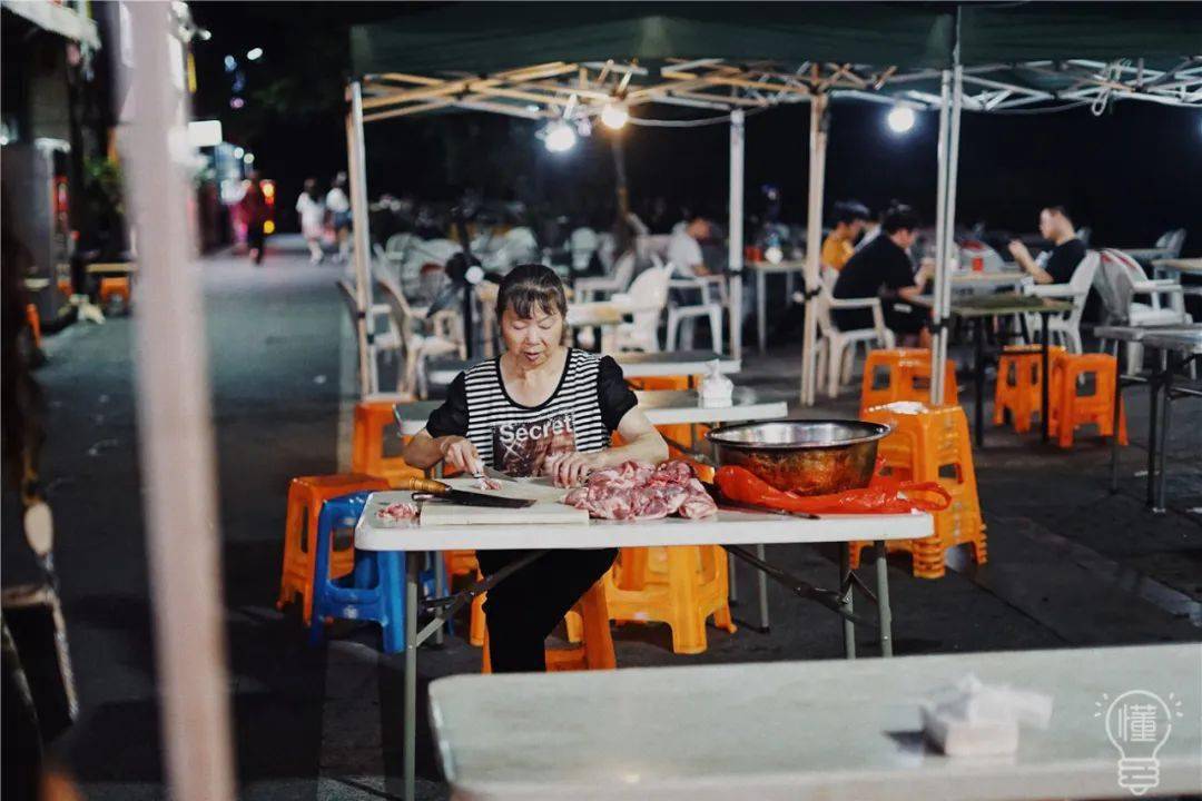 烧烤|才有夏天快乐味道！挤满人的“堕落街”夜排档