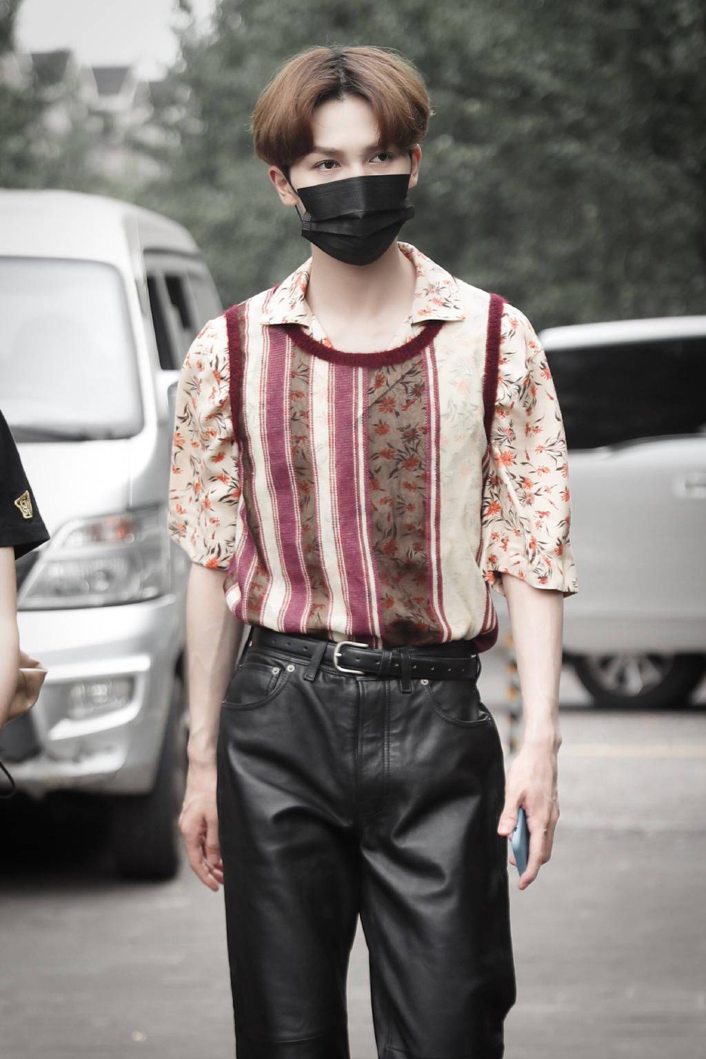 一半优雅一半狂野 朱正廷上班look混搭风演绎画报