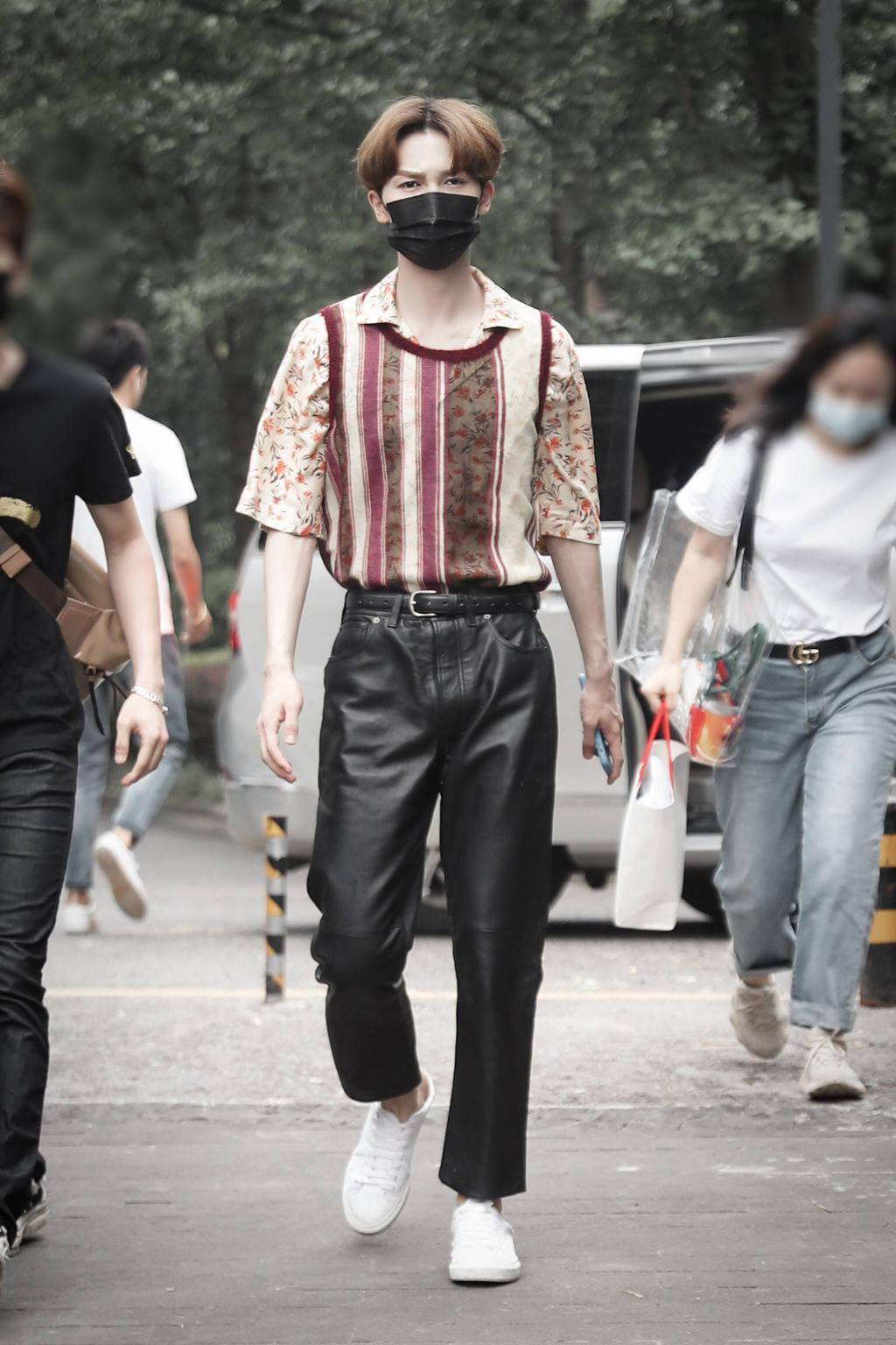 一半优雅一半狂野 朱正廷上班look混搭风演绎画报