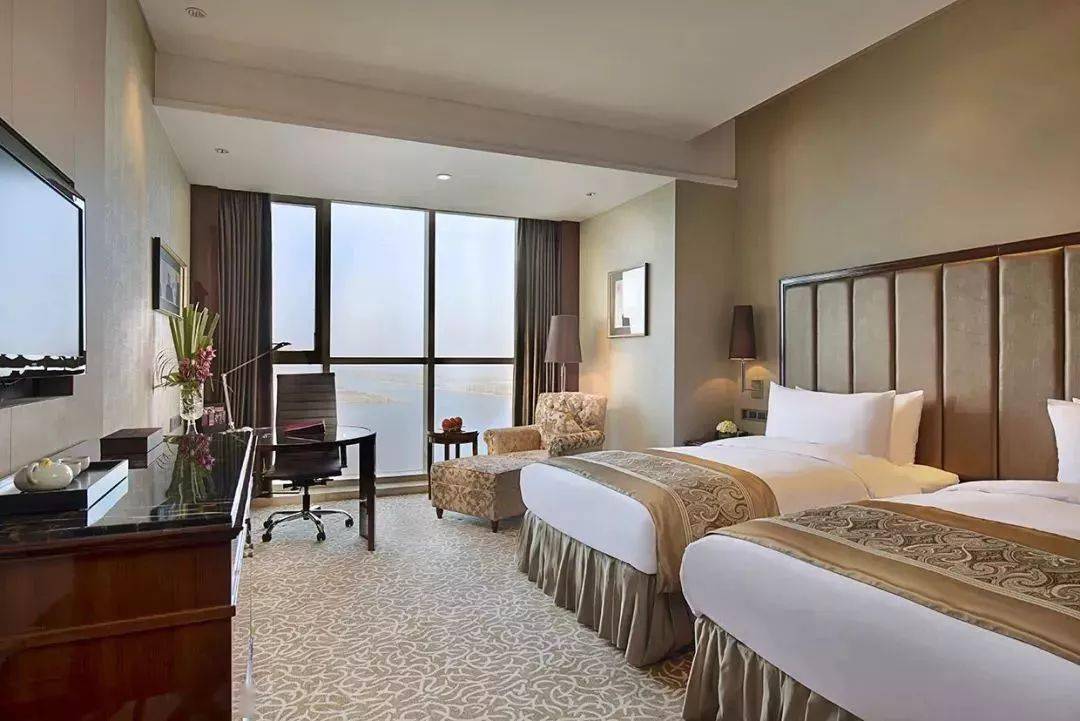 房间床品配备了 美国百年品牌丝涟,丽思卡尔顿和迪拜七星级酒店用的都