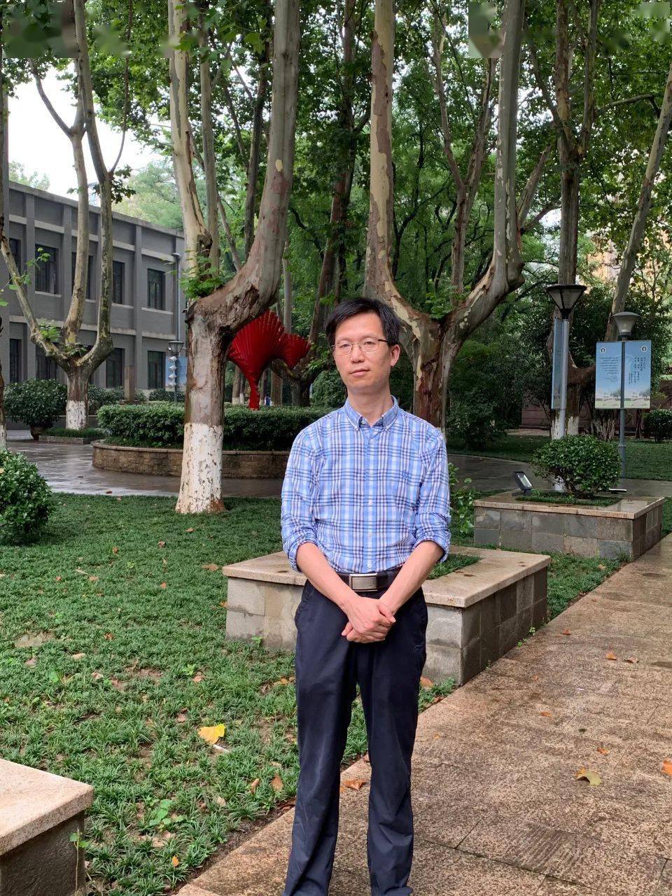 全校|两年前，他哭着给老师写了一封信；两年后，他高考成了全校第一……