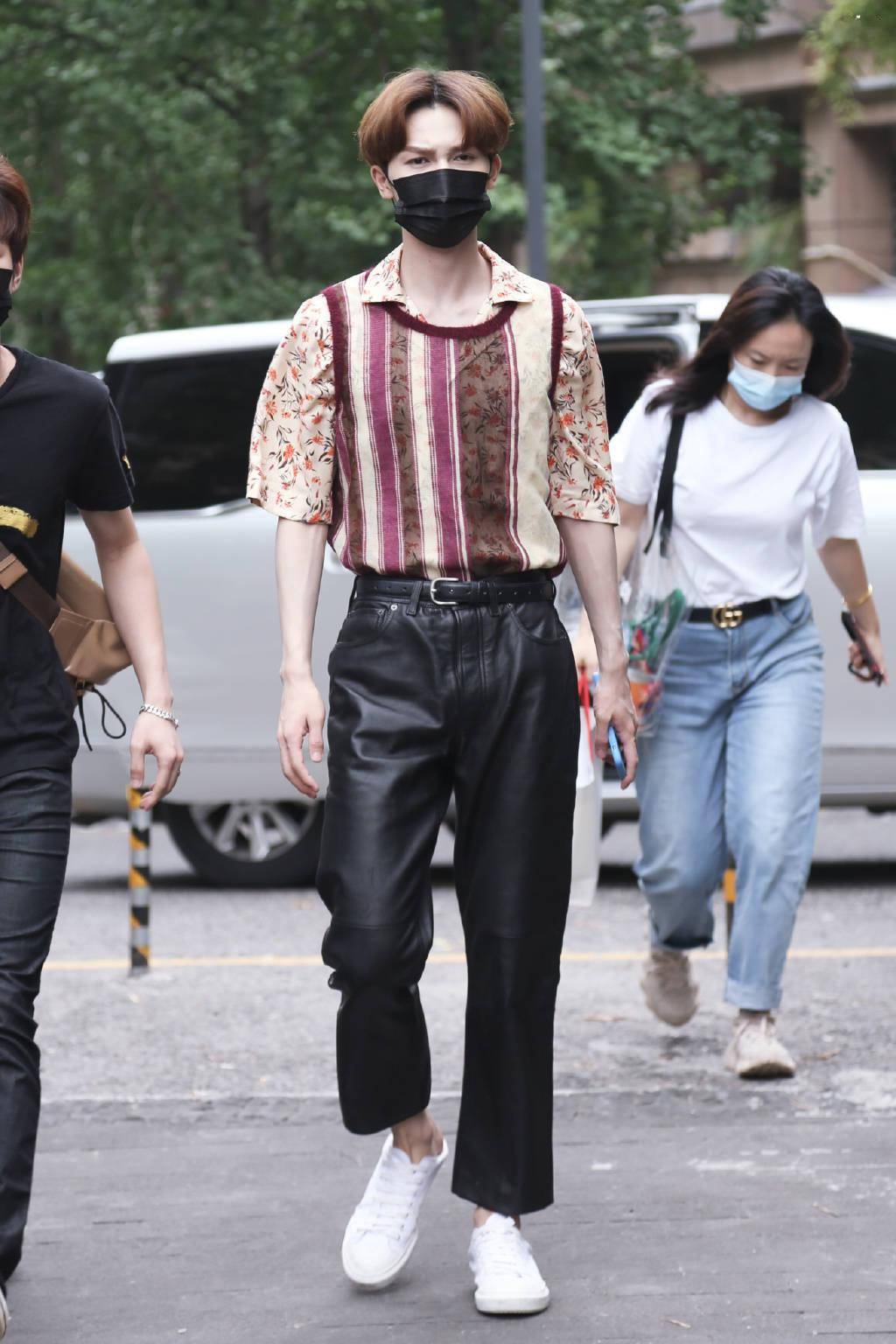 一半优雅一半狂野 朱正廷上班look混搭风演绎画报