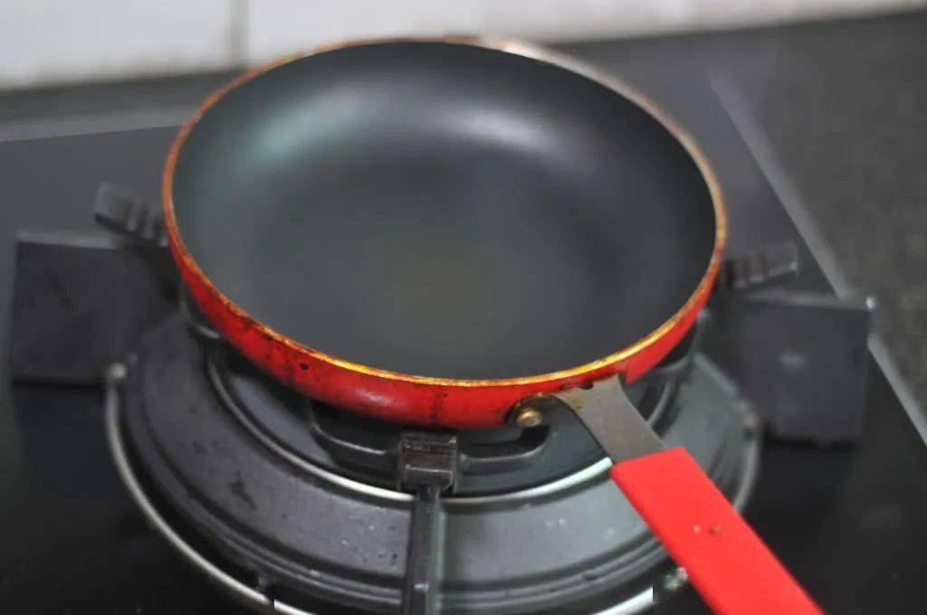 這餃子用雞蛋做皮，兩根筷子一口平底鍋，10分鍾搞定一大盤 熱愛美食 第6张