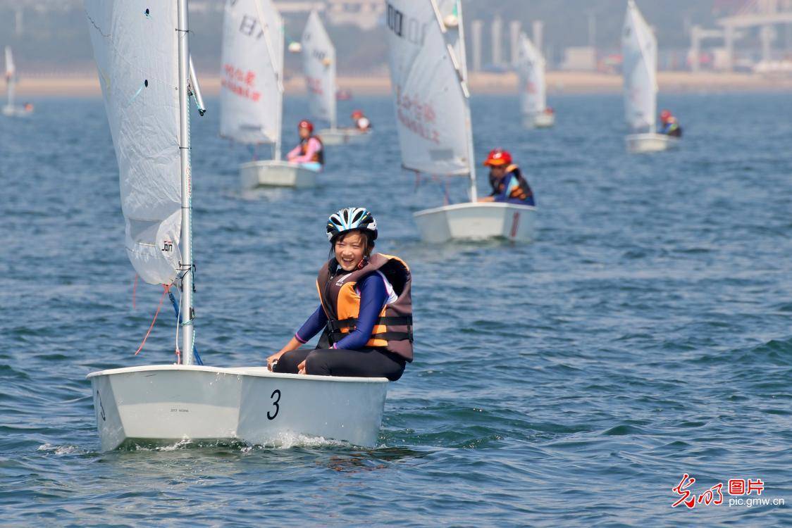 帆船|小学生玩帆船“乘风破浪”度暑假