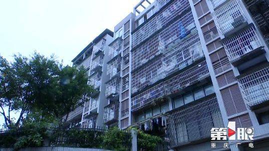 神反应!堡坎突然垮塌 女子弃车就跑逃过一劫