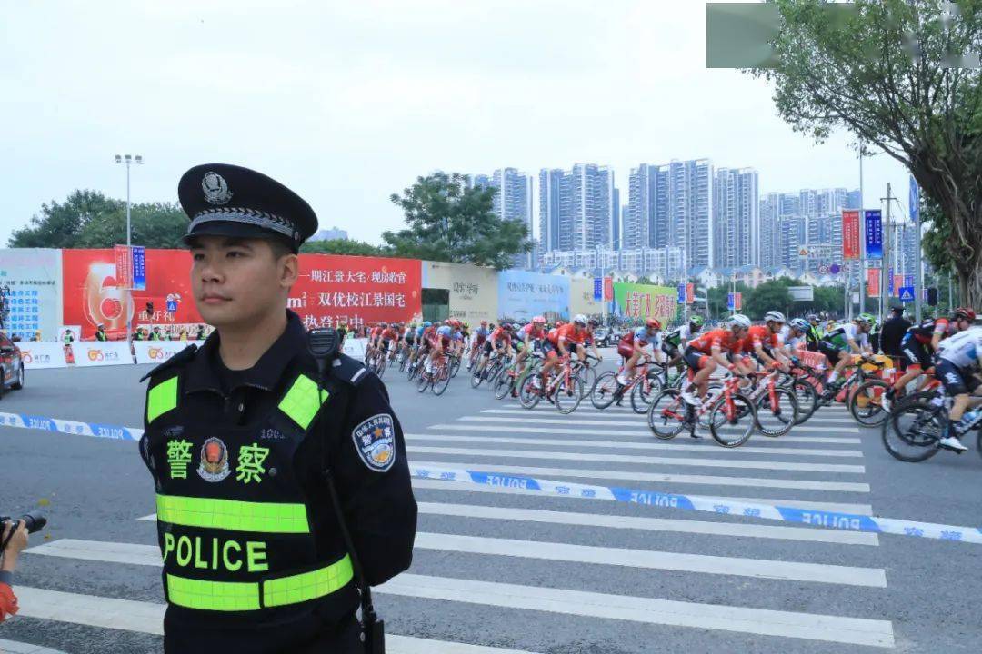 广西一警察小哥约会时顺手抓贼,女友一脸淡定!