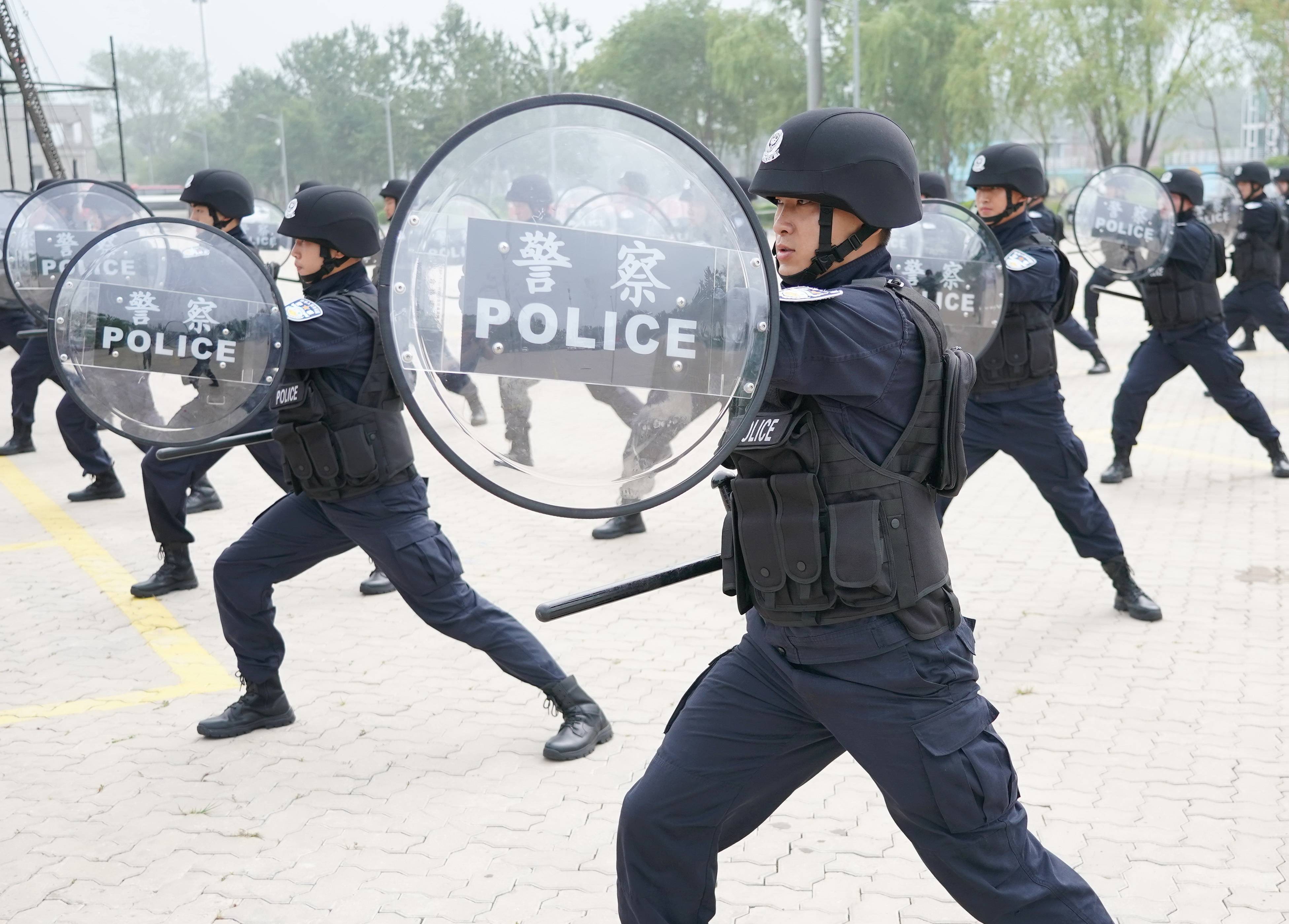 7月31日,河北出入境边防检查总站的民警在进行盾牌操演练.