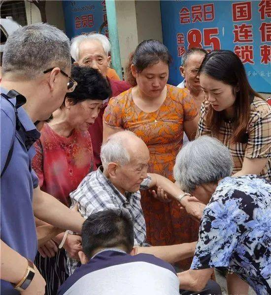 老年农民人口_重庆老年人口数据图