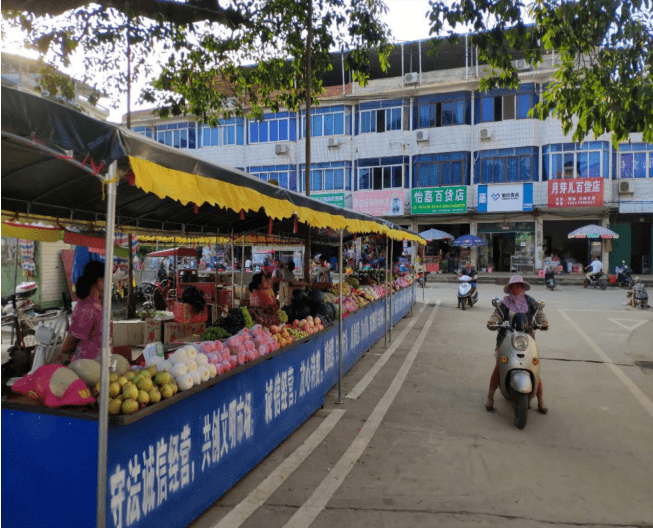 武鸣太平镇市场摊位整齐划一展现文明新形象掌上武鸣