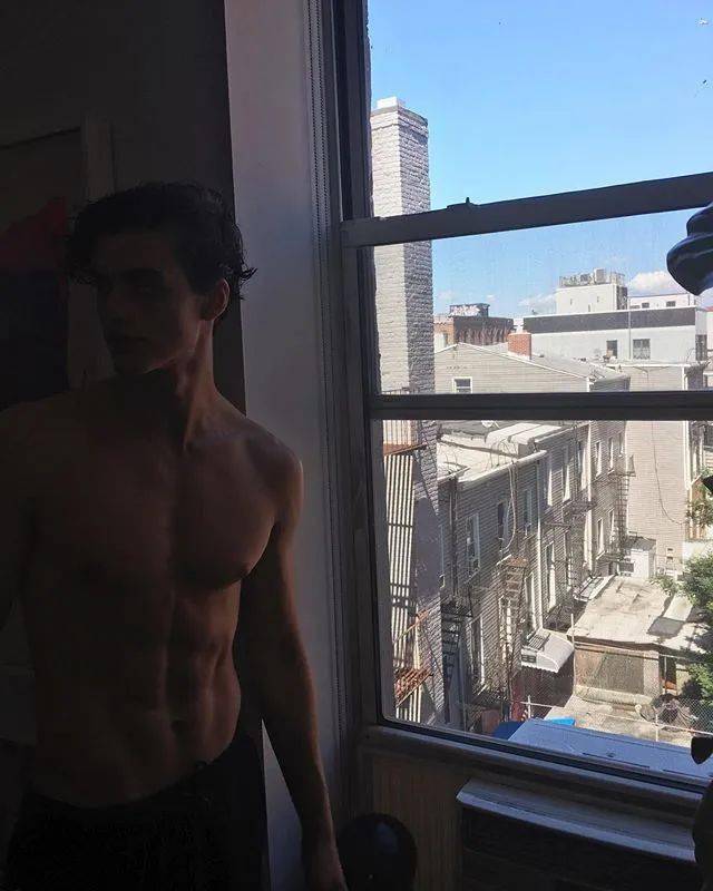 全网|191cm肌肉男模私照火遍全网，1亿网友在线鸡叫喊“老公”，直男都被“掰弯”！？