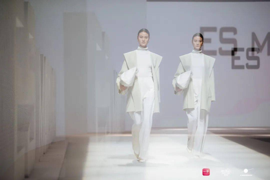 流转|ES MODISH 品牌专场秀 | 一手 · SUN IN SKY国际时尚周(暨SUN IN SKY第七届发布周)