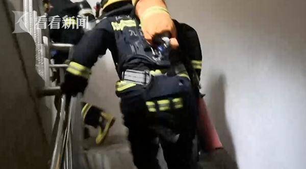 家中失火10岁孩子冷静报警！消防员都给他点赞