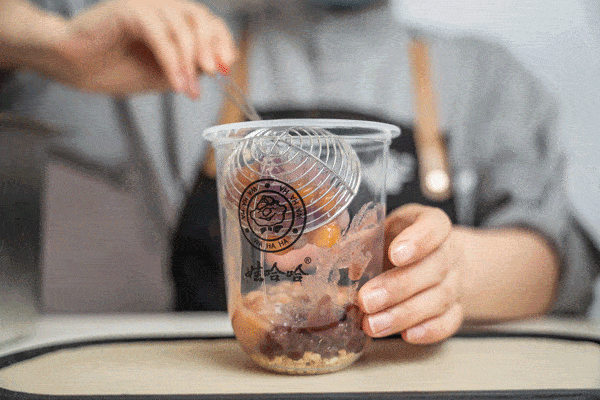 娃哈哈|◇ 娃哈哈开奶茶店、元气森林联名螺蛳粉、喜茶与茶颜悦色合体，这些品牌也太会玩了吧！