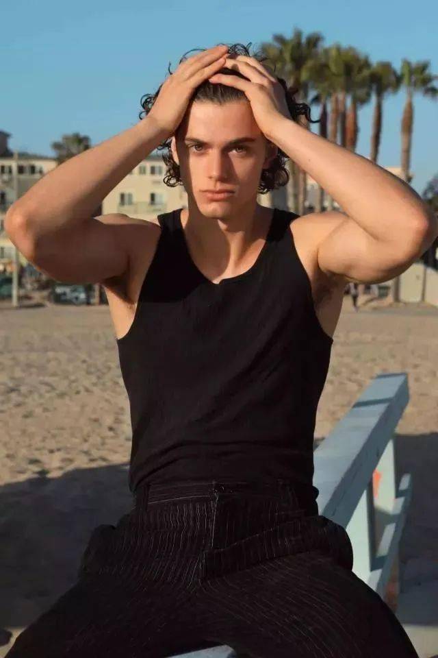 全网|191cm肌肉男模私照火遍全网，1亿网友在线鸡叫喊“老公”，直男都被“掰弯”！？