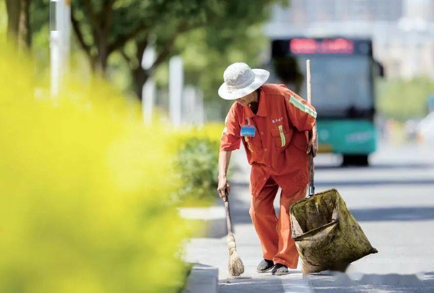 【牛河梁·家园】环卫工人:烈日下最美的坚守!