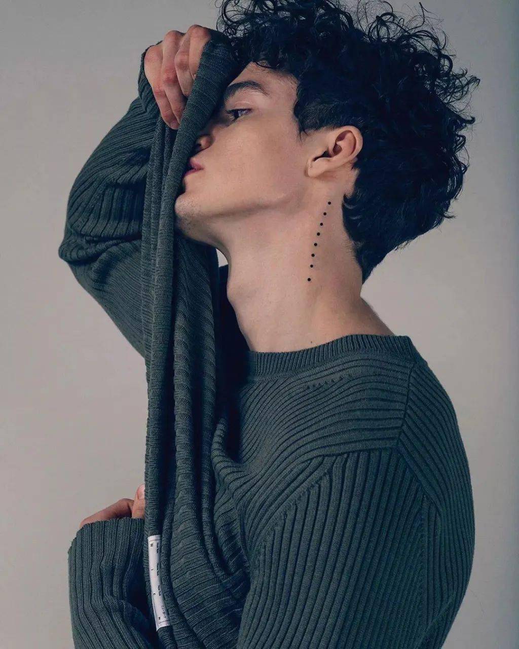 全网|191cm肌肉男模私照火遍全网，1亿网友在线鸡叫喊“老公”，直男都被“掰弯”！？