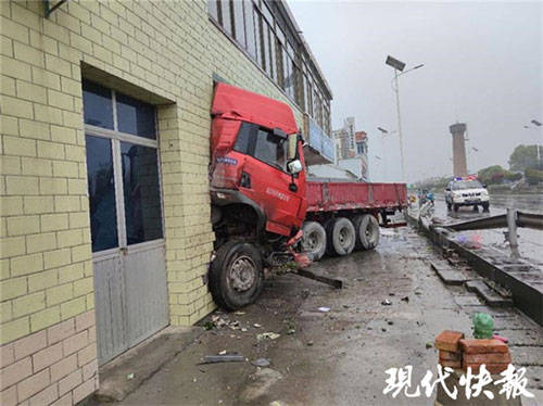 房屋|大货车一头冲进居民家中，将两层小楼撞成“危房”
