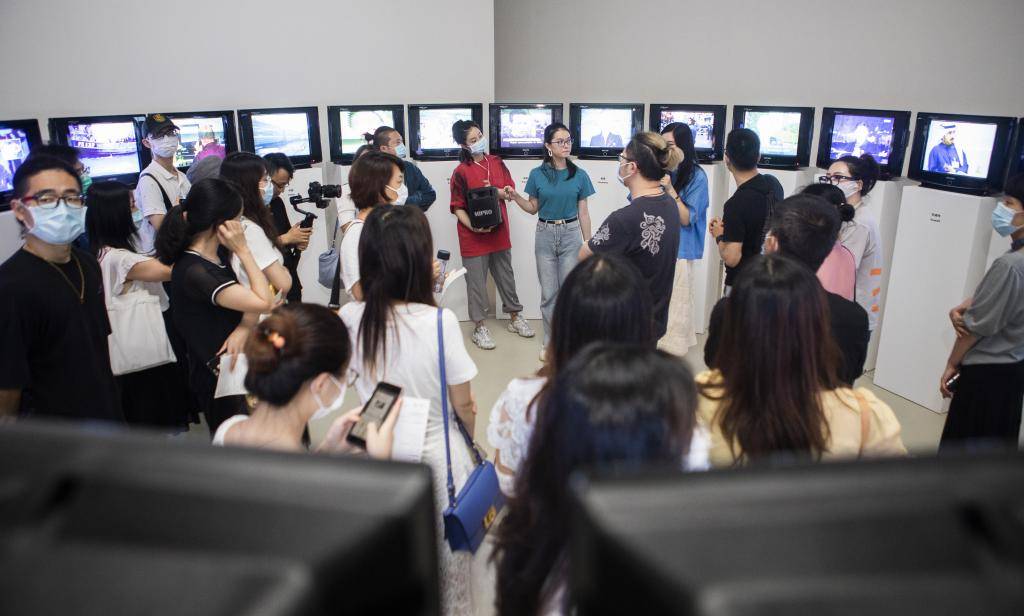 展览|上海当代艺术博物馆疫情后首展：跃入历史的“海浪”