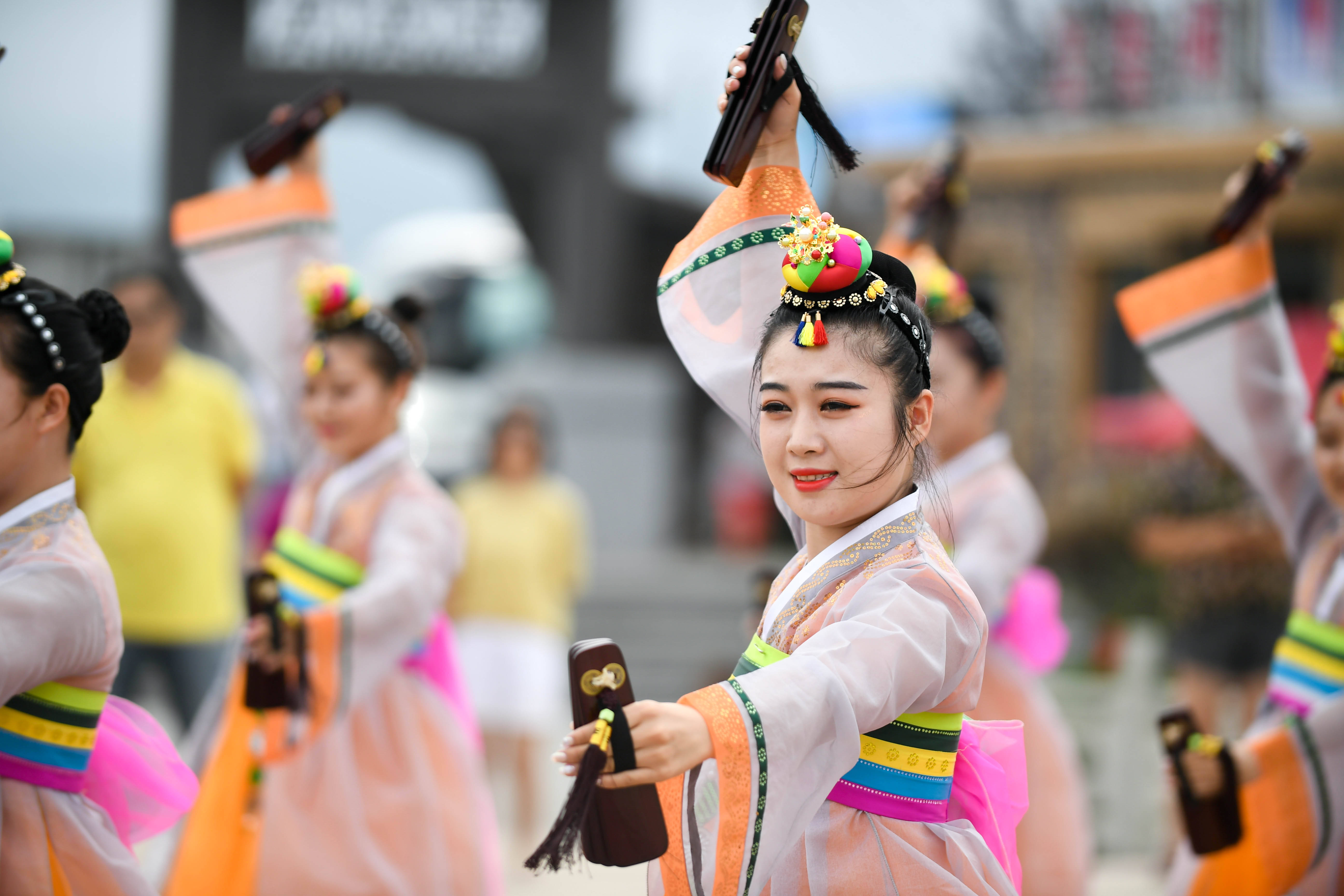 8月1日,在珲春市敬信镇防川村的广场上,歌舞队表演朝鲜族特色舞蹈.