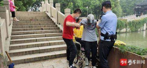 公园|九旬老人在公园不慎摔倒 好心小伙毫不犹豫上前搀扶