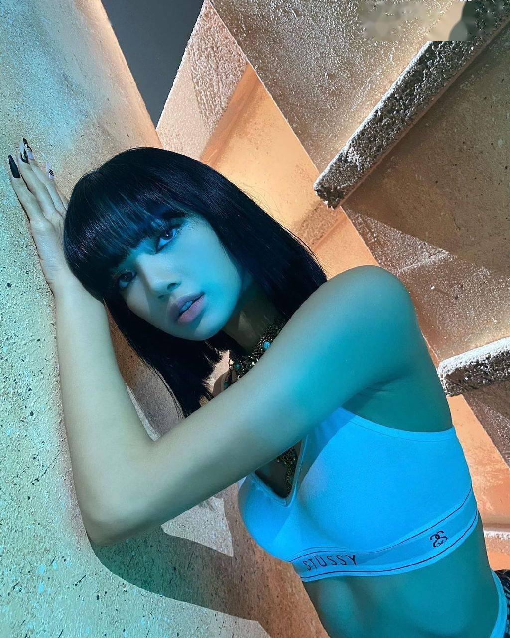 偶像|BLACKPINK LISA短款上衣展示健康美...迷人的复古风格