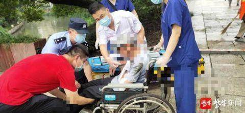 公园|九旬老人在公园不慎摔倒 好心小伙毫不犹豫上前搀扶