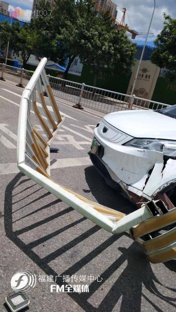突发|突发！福州一小车撞倒电动车后冲破护栏，骑手受伤