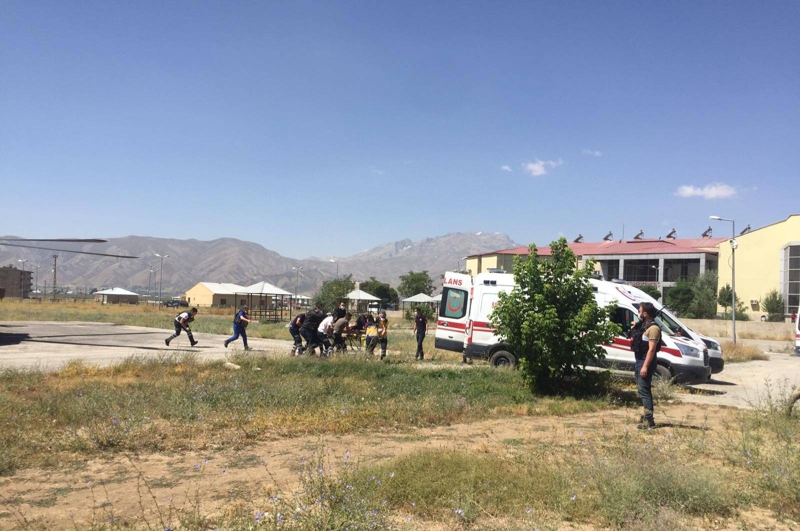 巴士|土耳其哈卡里省一迷你巴士坠崖 致6死1伤