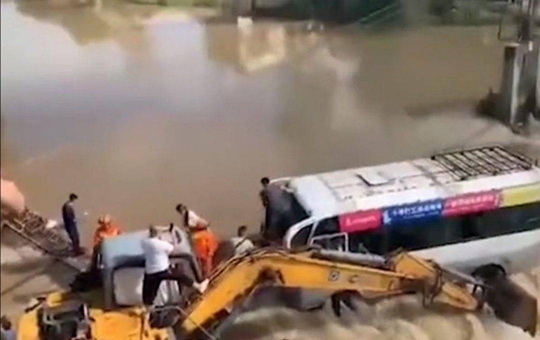 图片|“洪水中救下14人”，这是挖掘机中的“救人机”