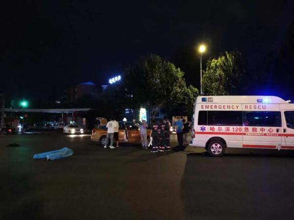 马路|突发！哈尔滨一男子过马路被出租车撞倒身亡