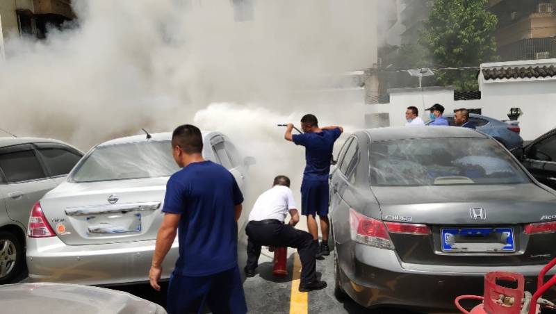 车头|江门市五邑中医院停车场小车突然起火，就诊消防指战员冲上前灭火