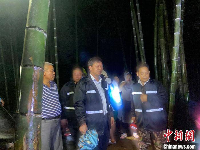 陈怡|台风夜大山峡谷3小时拉网搜寻 成功找寻劝退32名驴友