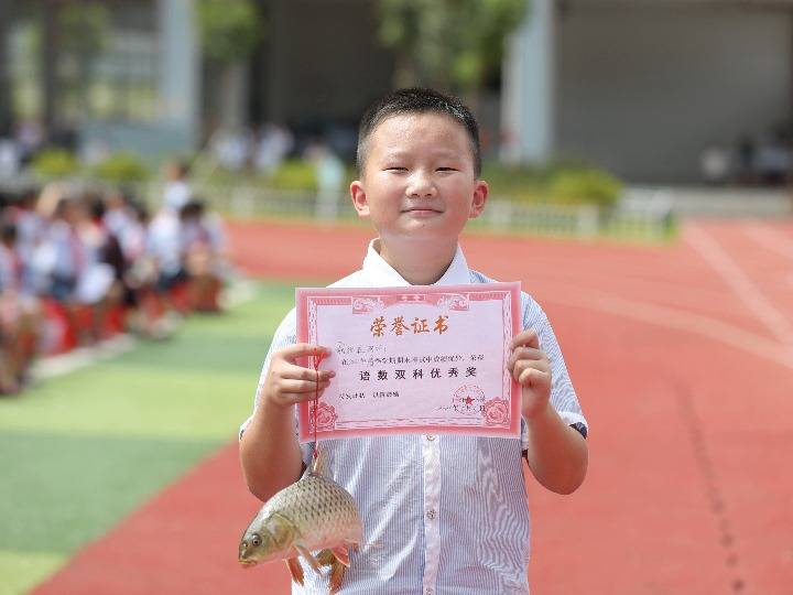 奖励|看！侗乡小学又发活鱼、猪肉了