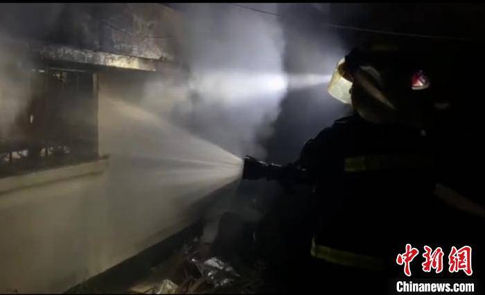 市民|消防员救火热晕倒地 市民为其淋水扇扇子降暑