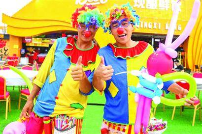 啤酒节|追着啤酒节跑的“气球”人