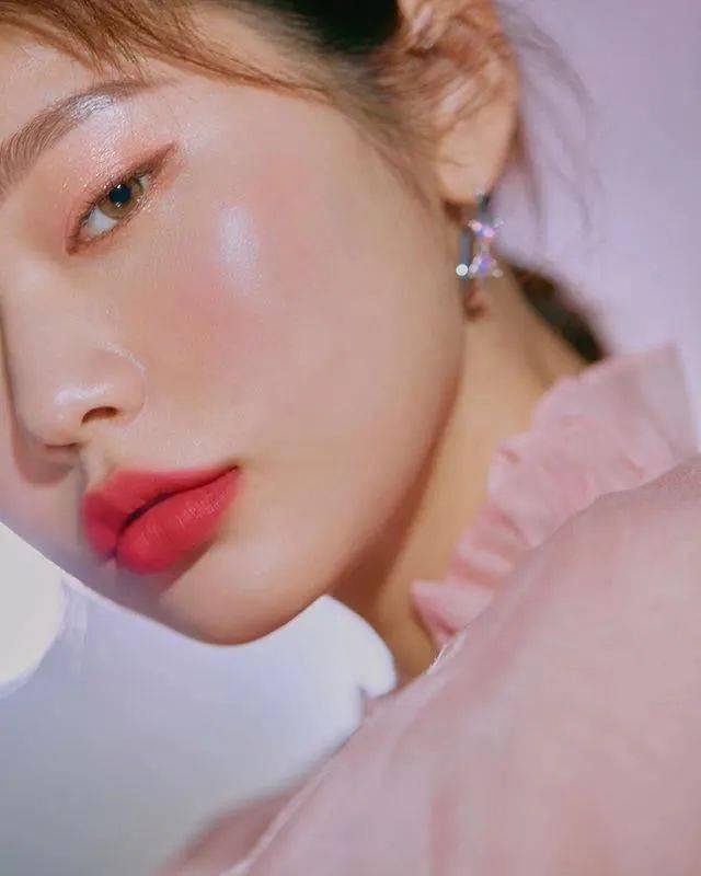 眼影|新趋势的“好感妆”怎么画？Jennie：我来教你！