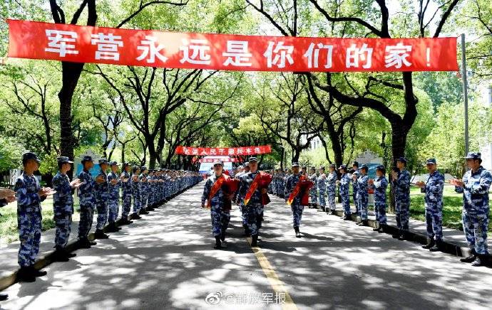 海军|再敬一个军礼！海军28名退役军官告别军旗