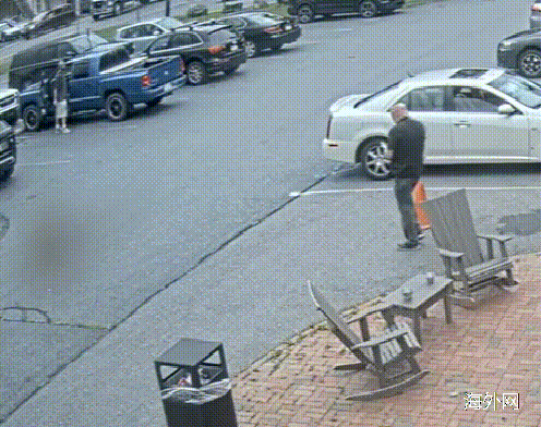 男子|美国男子死活不戴口罩 拿AK-47和7名警察火拼