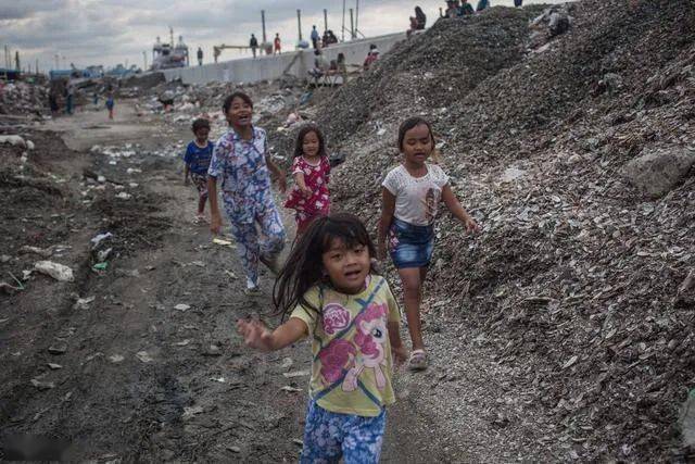 拖鞋|700块一双的潮牌拖鞋帝国是如何建成的?